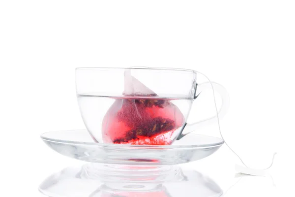 Bolsa de té en la taza transparente con agua caliente . — Foto de Stock