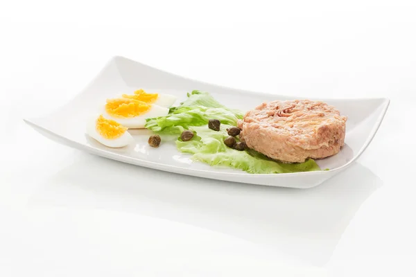 Tonijn met salade, eieren en kappertjes. — Stockfoto