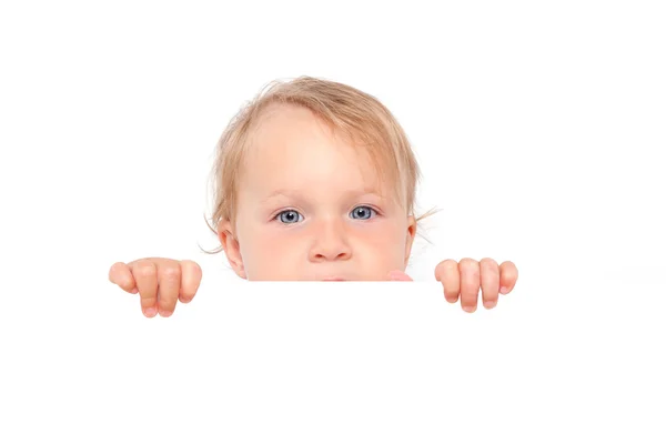 Niña mirando por encima del tablero blanco . — Foto de Stock