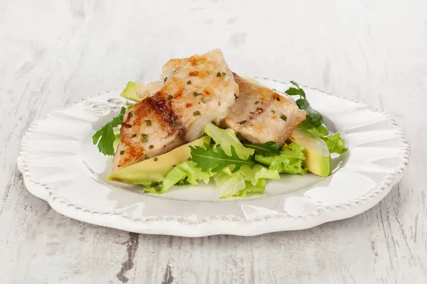 Vissen met salade. — Stockfoto