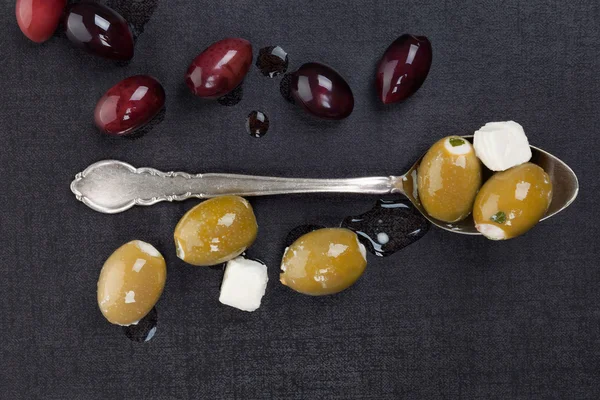 Luxueux fond olive foncé et fromage . — Photo