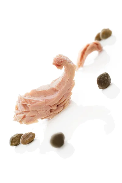Kawałek tuńczyka na białym tle. — Zdjęcie stockowe
