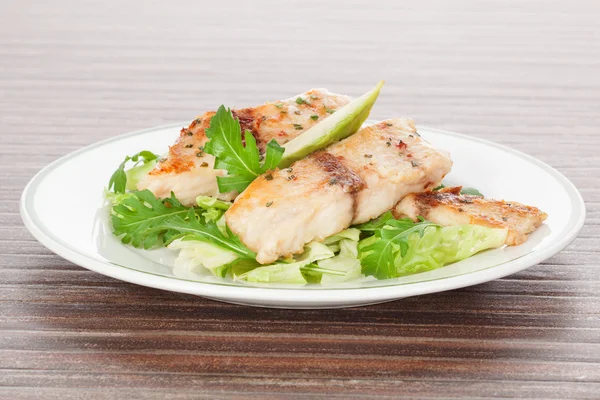 Grilled fish and fresh salad. — Stock Photo, Image