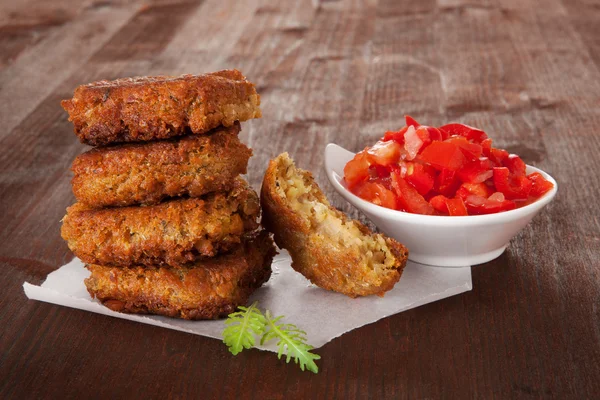 Falafel-Patty mit Tomaten. — Stockfoto