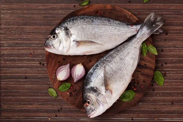 Pescado fresco en tabla de picar . — Foto de Stock