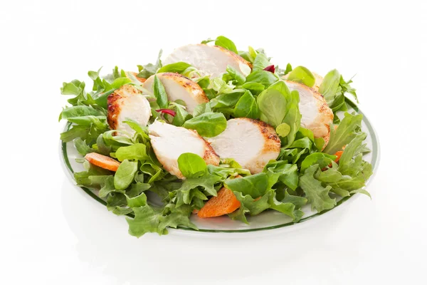 Verse salade op plaat geïsoleerd. — Stockfoto