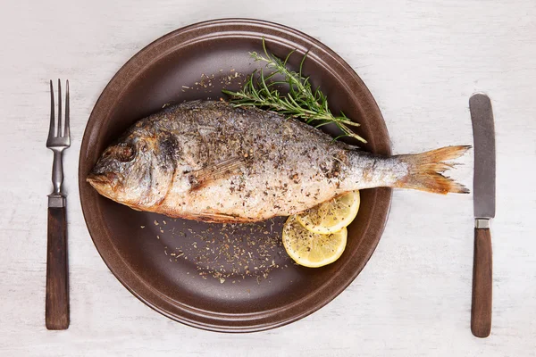 Pescado a la parrilla en plato, vista superior . — Foto de Stock