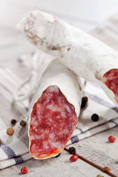 Köstliche fuet dünne spanische Wurst. — Stockfoto