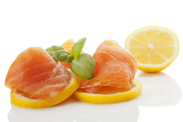 Smoked salmon with lemon. — Stock Photo, Image