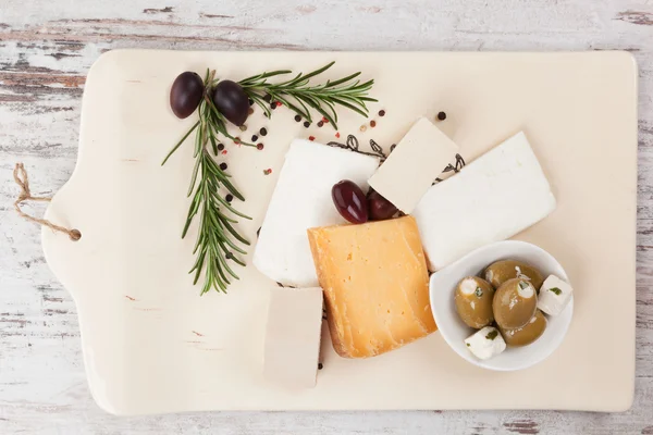 Queso y aceitunas. Aperitivo de lujo . —  Fotos de Stock