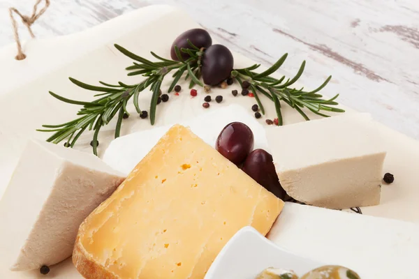 Сыр и оливки. Роскошная закуска . — стоковое фото