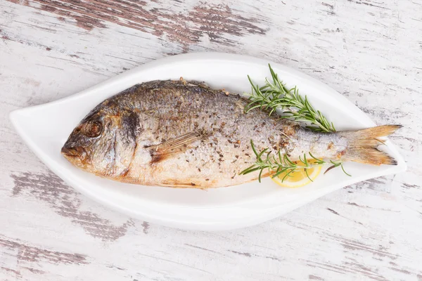 Pescado a la parrilla en plato, vista superior . — Foto de Stock