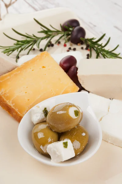 Olives and cheese background. — Free Stock Photo