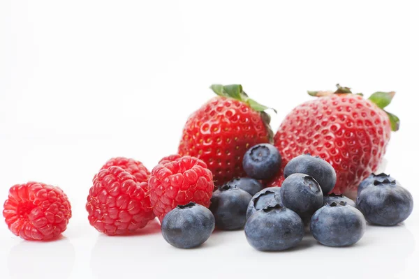 Raspberries, blueberries and strawberries. Delicious fruits. — Stock Photo, Image