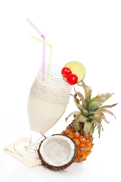 Pina colada cocktail geïsoleerd. — Stockfoto