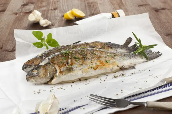 Dos truchas a la plancha con hierbas frescas . — Foto de Stock