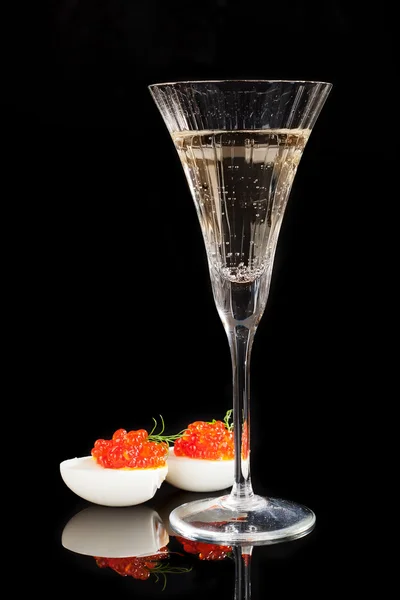 Champagne and caviar. — Stock Photo, Image