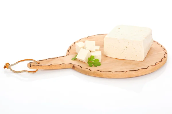 Heerlijke tofu geïsoleerd op snijplank. — Stockfoto