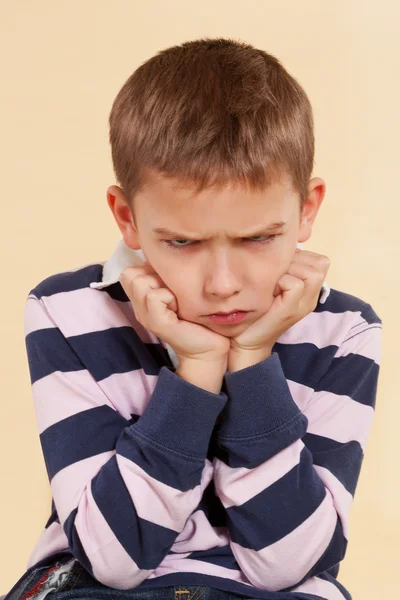 Kleine boze beledigd jongen. — Stockfoto