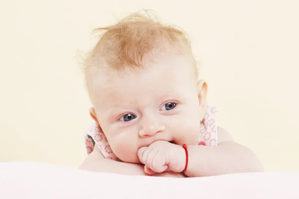 Baby flicka stående. — Stockfoto