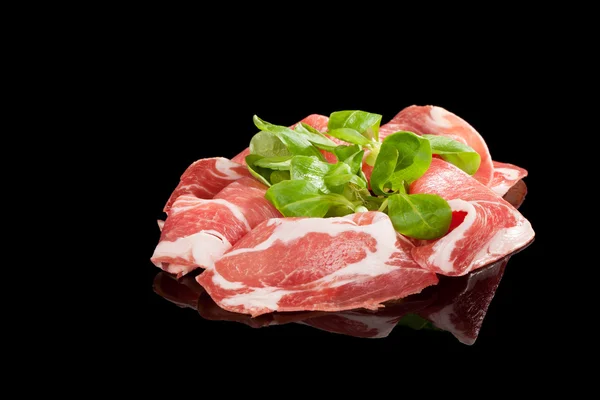 Proscuitto skivor med majs sallad isolerade. — Stockfoto