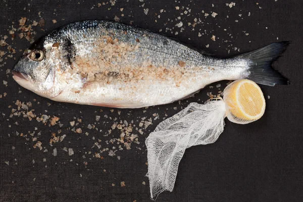 Tengeri keszeg tengeri sóval és a citrom. — Stock Fotó