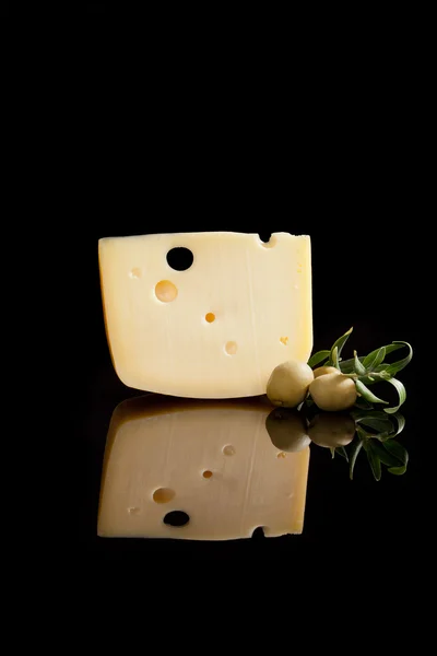 Fromages et olives isolés . — Photo