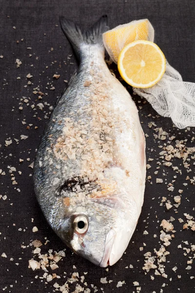 魚、レモン、海を塩します。. — ストック写真