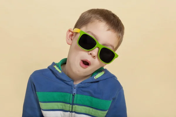 Verrast jongen met zonnebril geïsoleerd. — Stockfoto