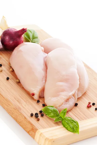 Délicieux poitrine de poulet crue. Préparation du déjeuner . — Photo