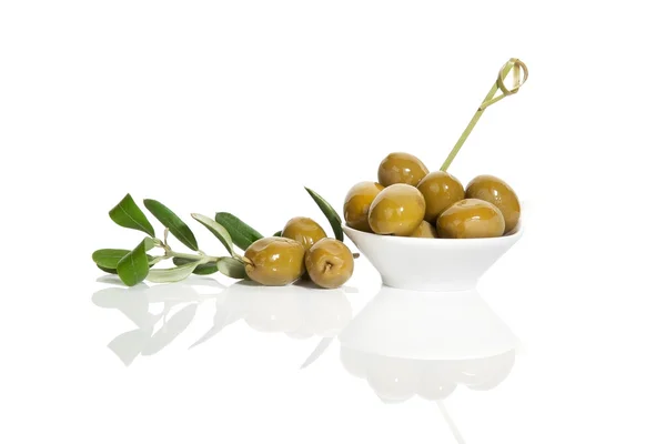 Olives vertes isolées . — Photo