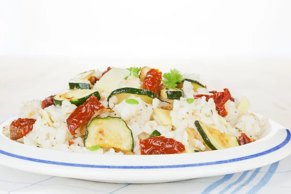 Hidangan nasi dengan sayuran . — Stok Foto