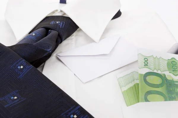 Camisa de vestir, sobre y dinero. Naturaleza muerta del negocio . — Foto de Stock