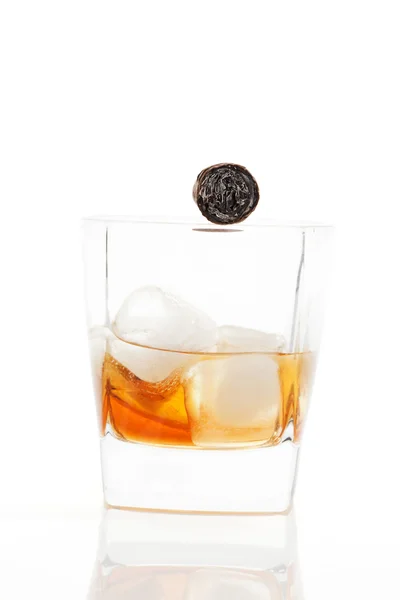 Whisky med is och cigarr. — Stockfoto