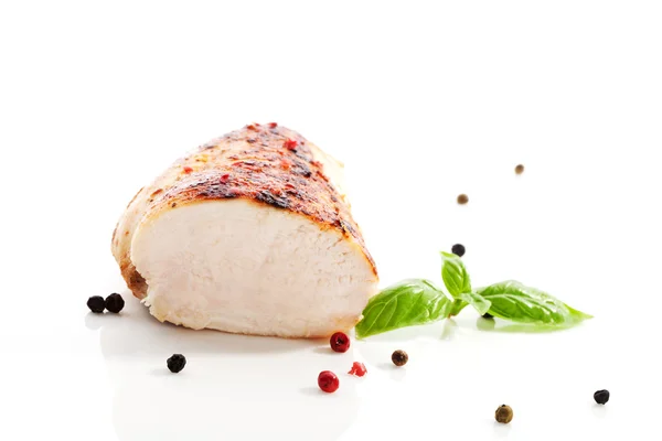 Bistecca al petto di pollo alla griglia con erbe fresche . — Foto Stock