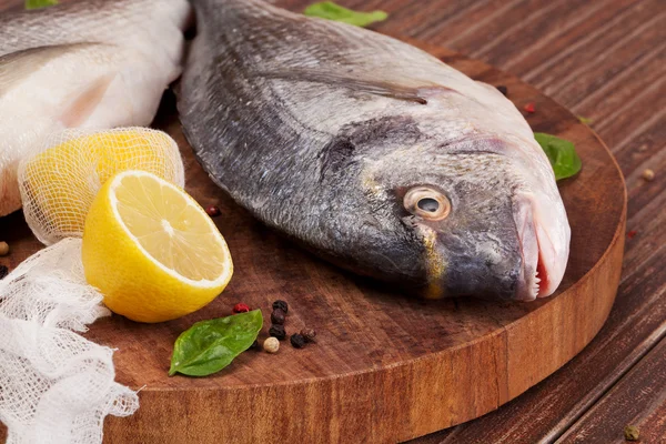 Läckra fisk havsruda på trä skärbräda. — Stockfoto