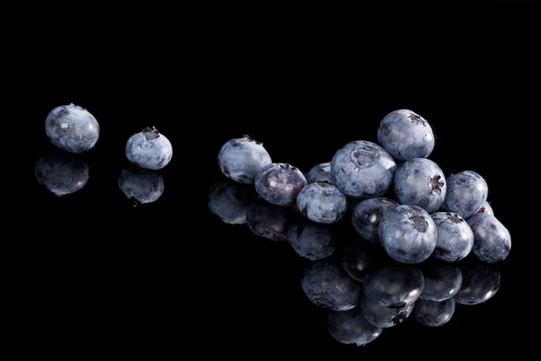 蓝莓隔离在黑色. — 图库照片