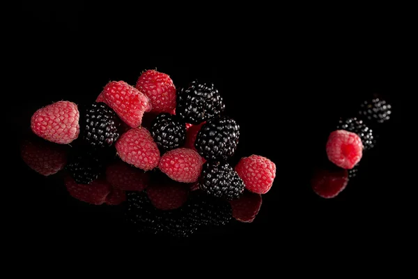 Raspberries and blackberries. — Stock Photo, Image