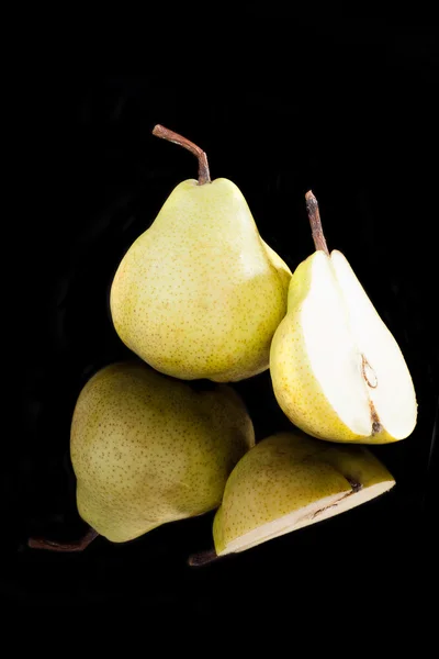 Peren geïsoleerd op zwart. — Stockfoto