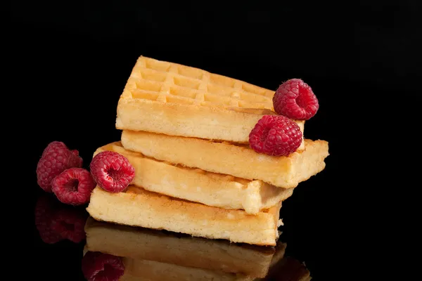 Deliciosos waffles com framboesas isoladas em preto . — Fotografia de Stock