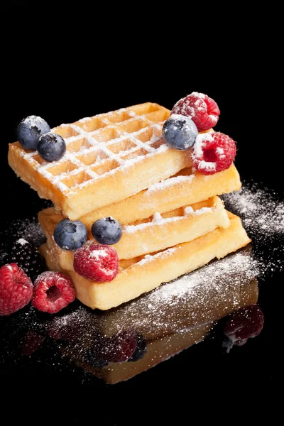 Waffle üzerine siyah izole çilek ile. — Stok fotoğraf