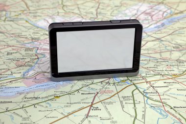 Yeşil harita üzerinde GPS navigasyon.