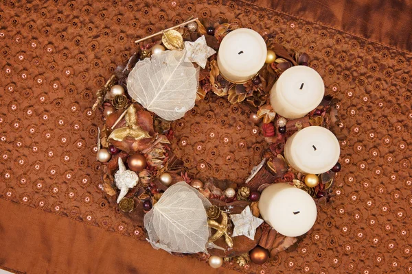 Natuaral christmas crown on brown festive tablecloth. — Stock Photo, Image