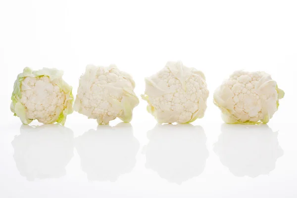 Coliflor aislada en blanco. —  Fotos de Stock