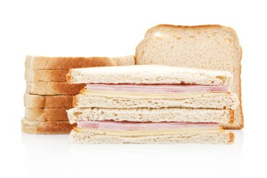 Türkiye'de ve peynirli tost. yazılmamış.