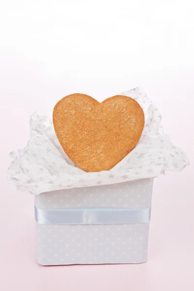 Heart shaped gingerbread in luxurious gift box. — Stock Photo, Image