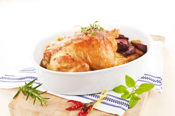Delicious chicken with fresh herbs and vegetables. — Stock Photo, Image