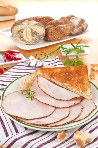 Turkije ham segmenten met brood. — Stockfoto