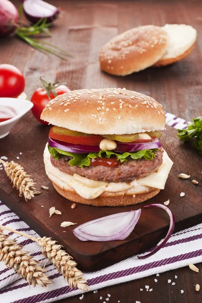 Country style cheeseburger. — Free Stock Photo