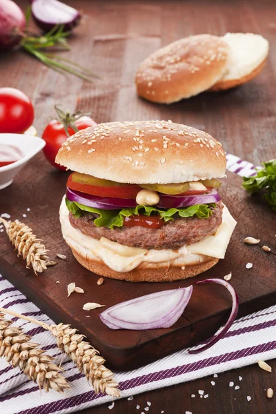 Cheeseburger estilo country . — Fotografia de Stock Grátis